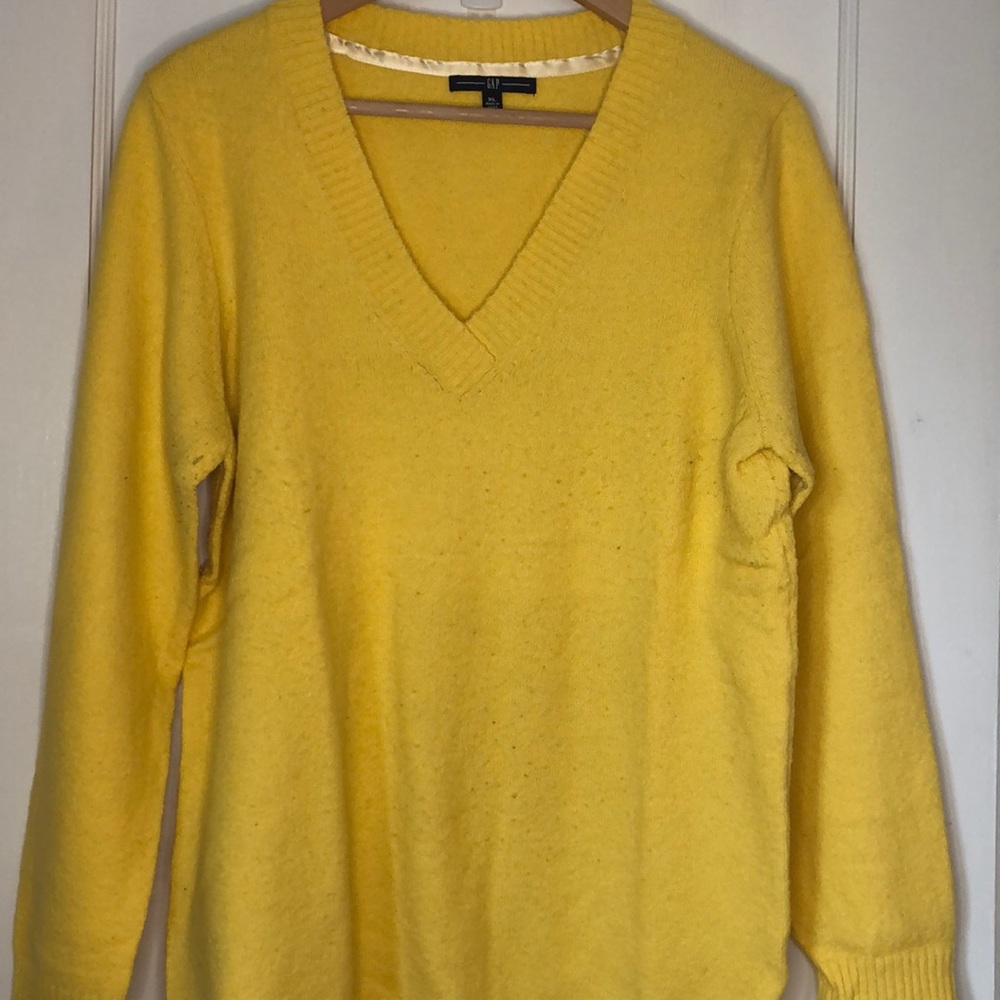 Gap yellow v-nech sweater